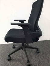Load image into Gallery viewer, KW82M Stylish Executive Chair - MyDesk.SG